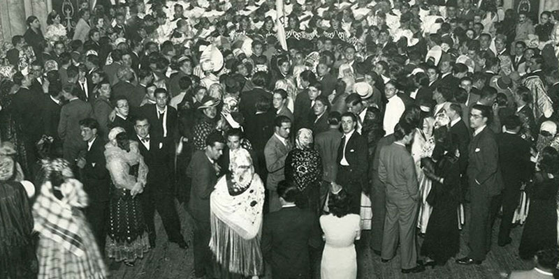 Baile  de presentación del disfraz del Orfeón La Paz de La Laguna para los carnavales, en el año 1935