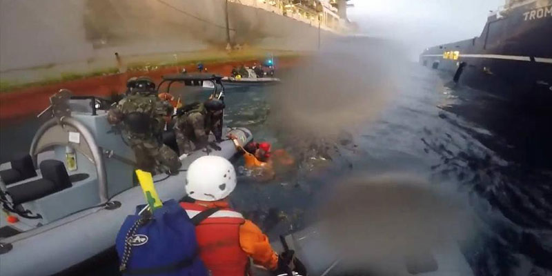 Choque entre la Armada y Greenpeace junto al buque de Repsol. / DA