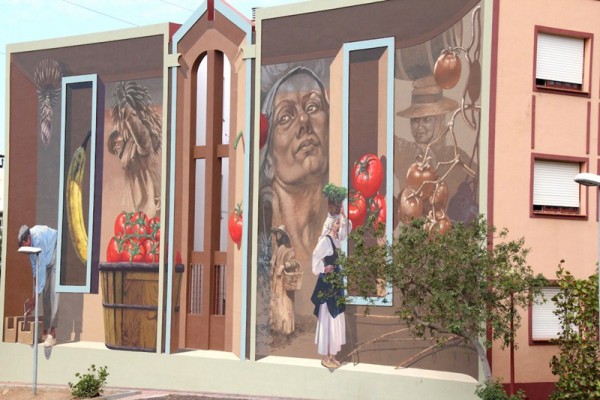 El dibujo abarca la pared completa de un inmueble en el barrio de Las Nieves. / DA