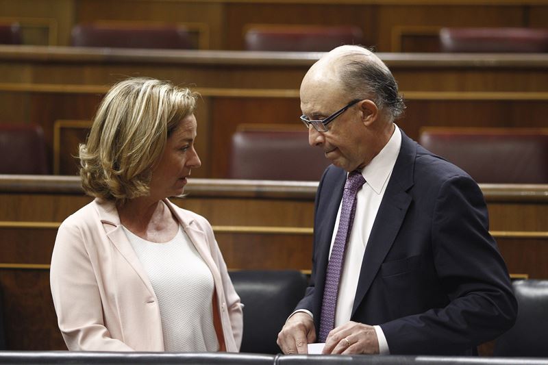 Cristóbal Montoro y Ana Oramas, en el pleno del Congreso de los Diputados. / EP