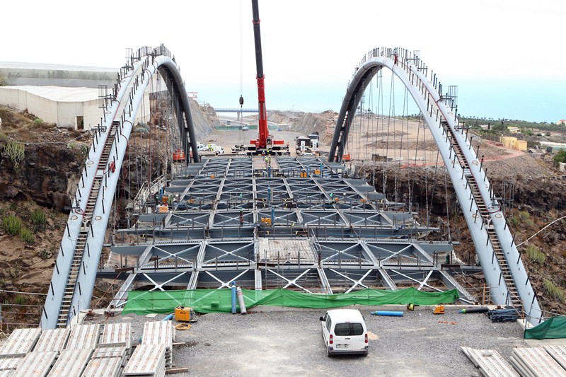 El puente, de 110 metros de largo, cuenta con dos grandes arcos de 120 toneladas cada uno. / GERARD ZENOU
