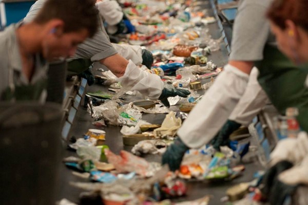 Valbuena insiste en la necesidad de incrementar los datos de reciclaje. | F. PALLERO
