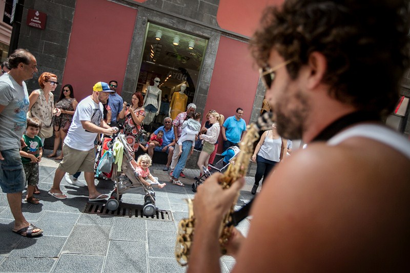 Actuaciones musicales, talleres y otras actividades hicieron que muchos residentes y turistas se dieran cita en las principales calles comerciales del casco. / fotos: ANDRÉS GUTIÉRREZ