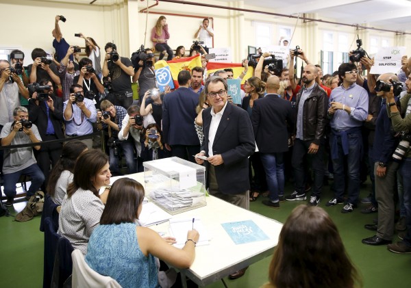 El presidente de Cataluña, Artur Mas, votando esta mañana. | REUTERS 
