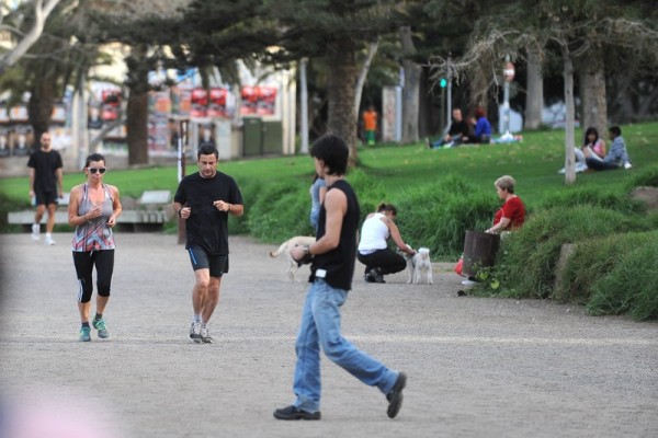 Los vecinos ya utilizan el parque de La Granja para practicar deporte. / S. M. 
