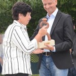 El alcalde entrega el premio a la esposa de Pedro González. | S. MÉNDEZ