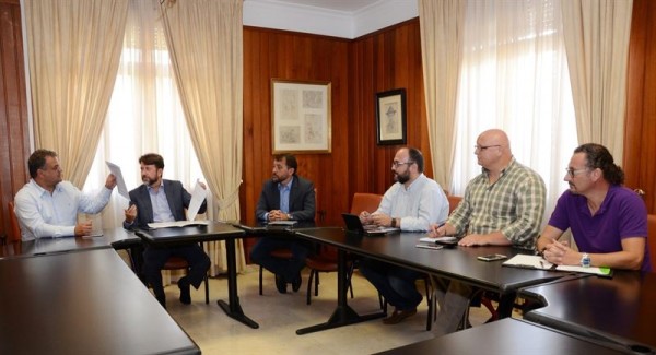 En la reunión estuvieron presentes los alcaldes de los tres municipios y el consejero de Medioambiente, Carlos Alonso. | DA