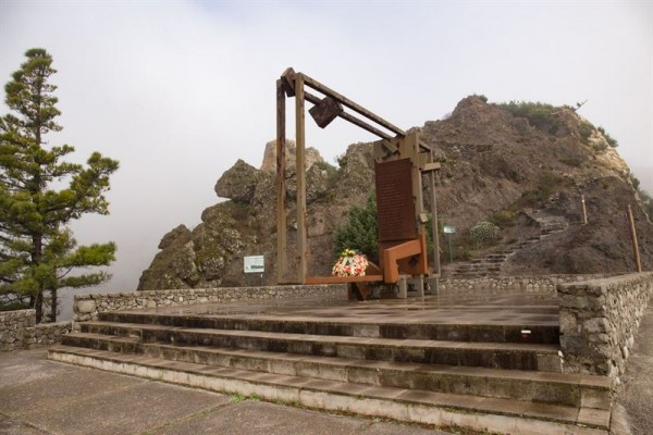 Monumento a los fallecidos en el Roque Agando. | EP