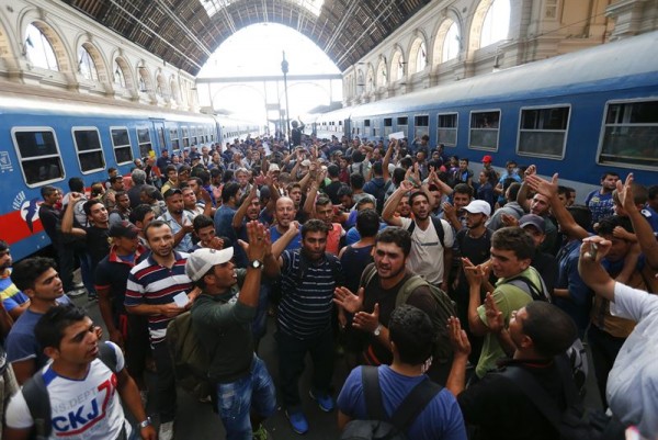 Sirios en una estación de trenes de Hungría. | REUTERS