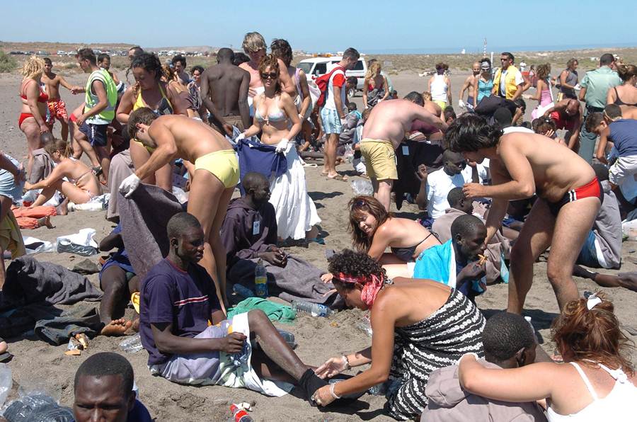 Una imagen que dio la vuelta al mundo en 2006: un grupo de bañistas auxilia a jóvenes subsaharianos en la playa de La Tejita. | ESTEBAN PÉREZ