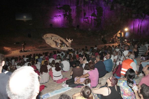 Un momento de la representación del año pasado, en la cueva del Hermano Pedro. | DA