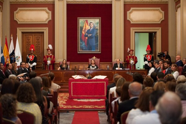 Sesión constitutiva del Ayuntamiento de Santa Cruz de Tenerife, el 13 de junio de 2015. / FRAN PALLERO 