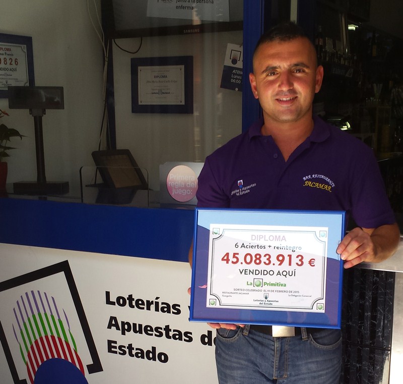 30.000  euros por décimo es el último premio que ha repartido el bar Jacamar en un gordo de lotería nacional . / DA  