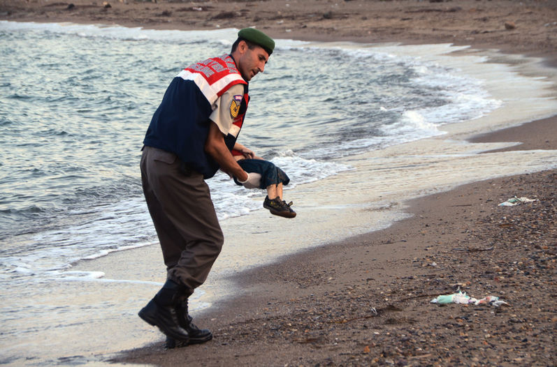  Una foto del pequeño Aylan Kurdi, de 3 años, en la orilla de una playa de Bodrum ha dado la vuelta al mundo.  