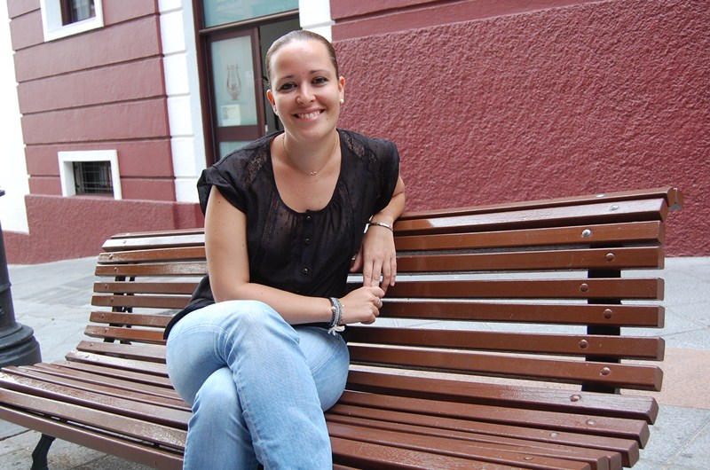 La fisioterapeuta oncológica Raquel Pérez García, sentada frente al Ayuntamiento de la villa de Arafo. / DA
