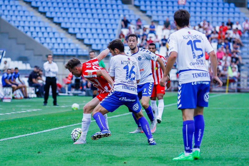 Aitor Sanz disputa un balón durante el partido del pasado sábado. / CURRO VALLEJO 