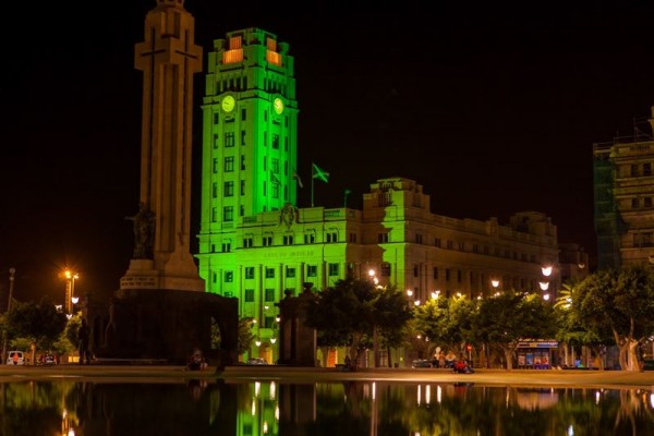 El Cabildo iluminado de verde. | DA
