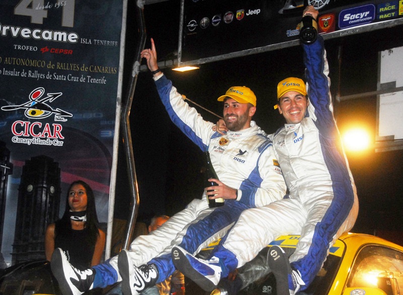 Enrique Cruz y Ariday Bonilla en el podio del Rally Isla de Tenerife