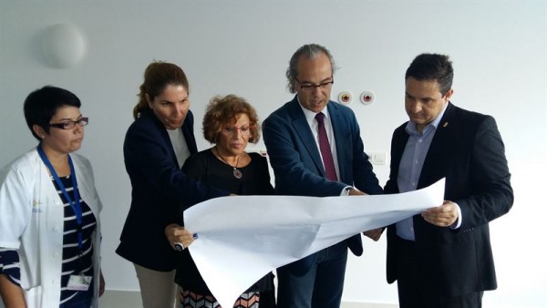 Jesús Morera, acompañado por el alcalde de Arona, José Julián Mena, y la concejal de Promoción de la Salud, Elena Cabello. | EP