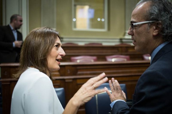 El consejero de Sanidad, Jesús Morera, dialogando con la diputada Águeda Montelongo antes del Pleno. | A. G.