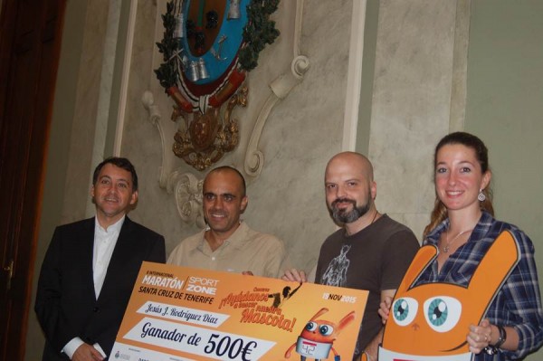 José Manuel Bermúdez y Verónica Meseguer entregan el cheque del premio a Jesús Rodríguez, en presencia de César Dorta. | DA