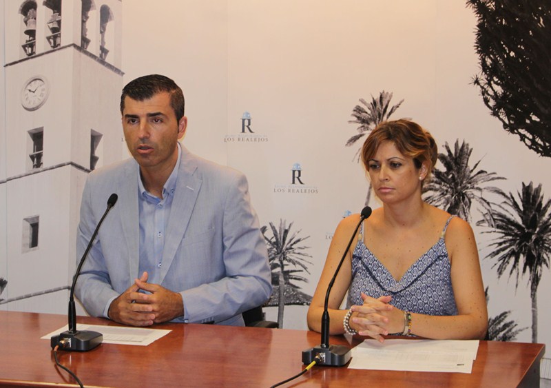 Manuel Domínguez y Noelia González expusieron los datos sobre el desempleo en el municipio. / DA