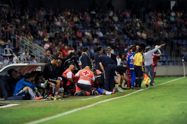 Nano es atendido en la banda del terreno de juego durante el partido del pasado domingo. | FRAN PALLERO