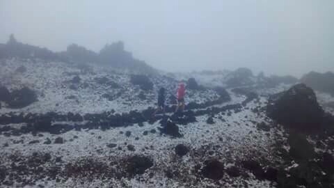 Los primeros copos de nieve han caído esta tarde en el Teide. | DA