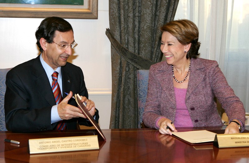 Antonio Castro y Magdalena Álvarez firman el convenio de carreteras, el 31 de enero de 2006. / DA