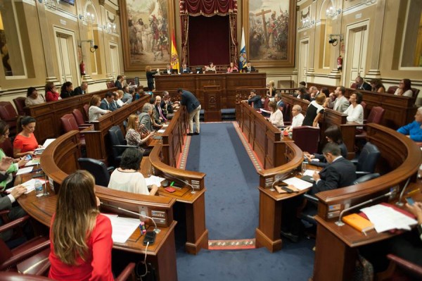 Salón de sesiones del Parlamento de Canarias, al inicio del pleno de esta semana. | FRAN PALLERO