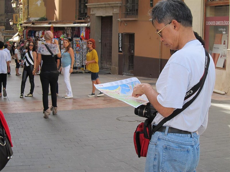 Imagen de archivo de un turista asiático mirando un mapa. / EP