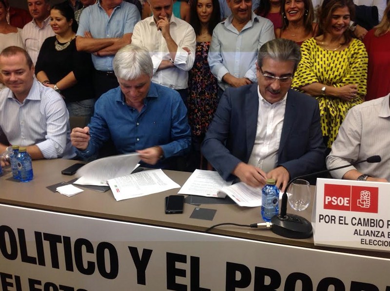 José Miguel Pérez (PSOE) y Román Rodríguez (NC) firman el acuerdo electoral, el domingo. / DA