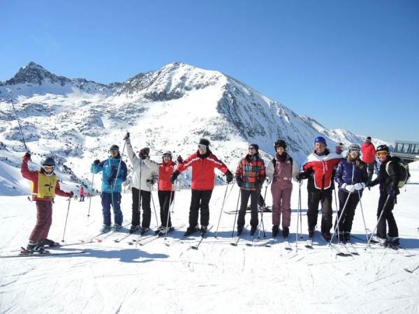 Arona lleva 20 años organizando la Semana Blanca para iniciar en el esquí a sus vecinos. | DA