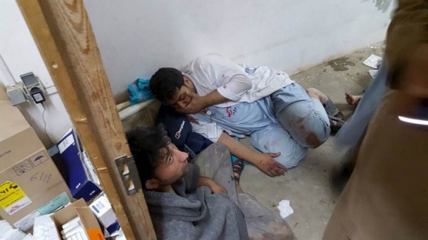 Dos trabajadores del hospital de MSF tras el ataque. | REUTERS