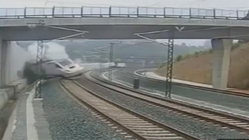 Momento el que descarrila el tren Alvia 04155, a la entrada de Santiago de Compostela, el 24 de Julio de 2013. / ARCHIVO