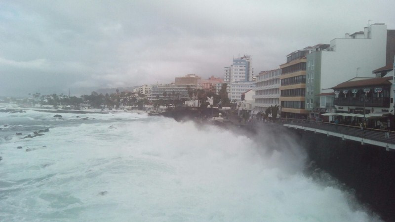 El mar batió con brío en el Puerto de la Cruz, como se observa en esta imagen de la zona de San Telmo. / L@S JARDINER@S