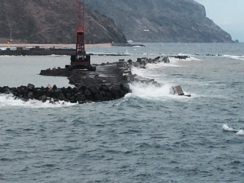 Destrozos en la construcción de la escollera de San Andrés por el fuerte oleaje | DA