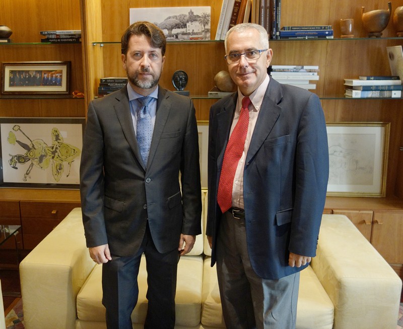 El presidente del Cabildo, Carlos Alonso (izq.), junto al director gerente de Fepeco, Óscar izquierdo. / DA