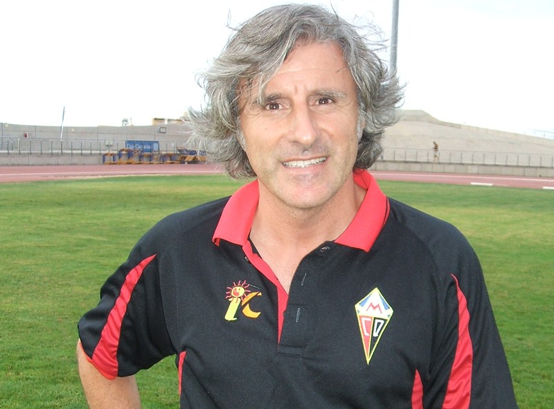 Roberto Aguirre, entrenador del CD Mensajero, repasa la actualidad de su equipo tras lograr el primer triunfo. / DA