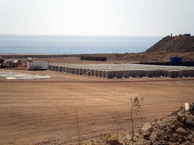 Material para la construcción de los diques de contención. / DA