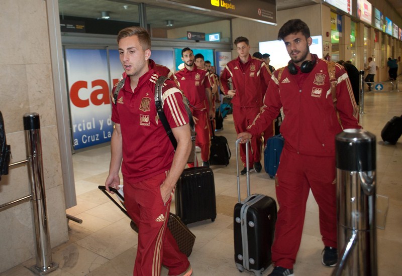 Gerard Deulofeu y Dani Ceballos, a su llegada con la expedición de la selección sub-21 a Tenerife. / FRAN PALLERO
