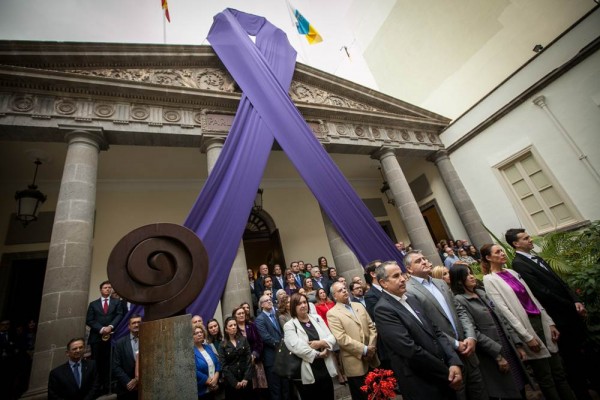 Lazo morado contra la violencia de género en el Parlamento de Canarias. | ANDRÉS GUTIÉRREZ