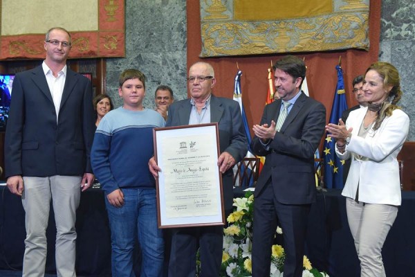 El Salón Noble del Cabildo acogió ayer la entrega del distintivo por parte de la Unesco. | SERGIO MÉNDEZ 