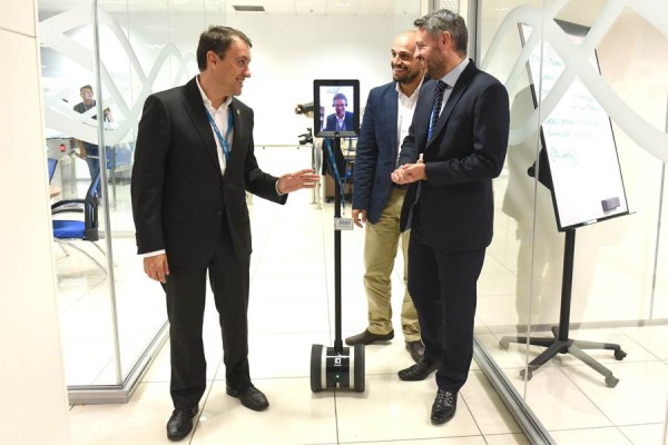 Bermúdez y Cabello fueron recibidos por José Manuel Rodríguez junto a uno de los dispositivos de Atos. | S. M. 