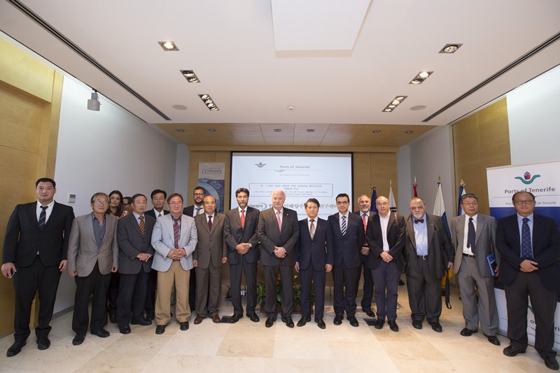 Imagen de grupo de los empresarios coreanos en su visita a la Autoridad Portuaria. / SERGIO MÉNDEZ