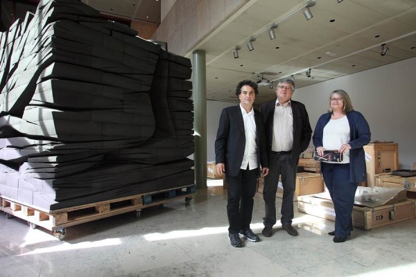 El arquitecto Fernando Menis (i), junto a la escultura central de la exposición, abierta al público hasta el 16 de enero. | DA
