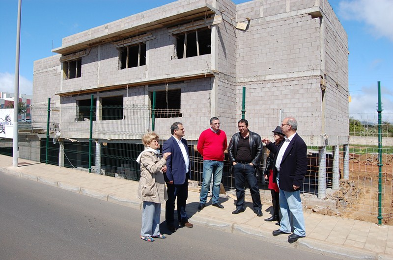 Imagen de archivo de una visita a las obras de construcción del centro ciudadano de Geneto. / DA