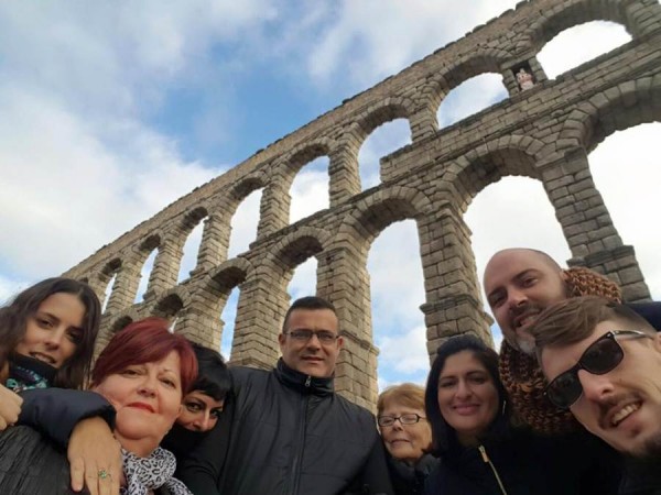 La alcaldesa (la tercera por la derecha), ediles y algunos vecinos, en la visita al Acueducto de Segovia. | DA