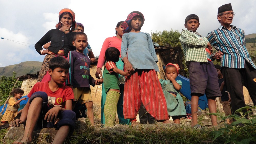 La ONG canaria Cooperación Internacional Dona Vida proporcionó ayuda médica, alimentos, agua y ropa a algunas de las aldeas rurales más alejadas de Katmandú. / Rafa Lutzardo