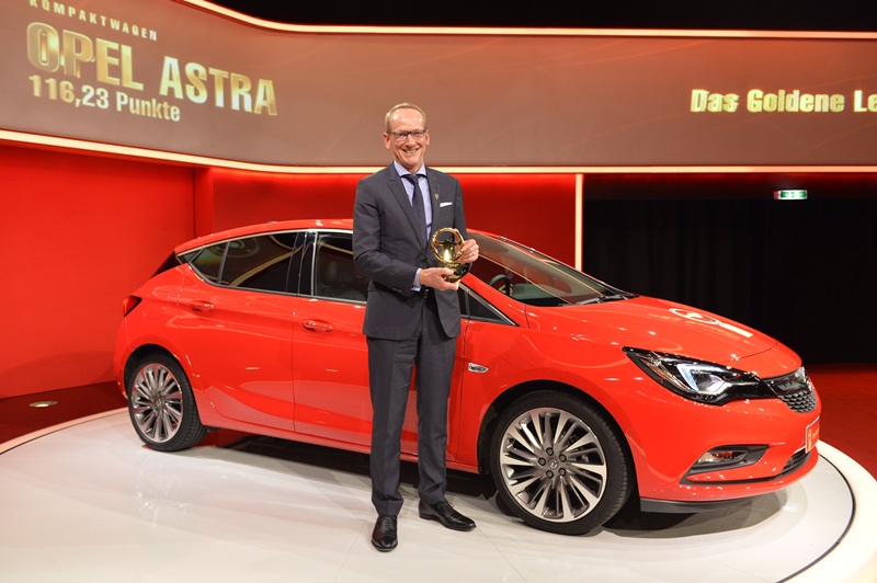 El presidente y consejero delegado del grupo Opel, Dr. Karl-Thomas Neumann con el premio al Opel Astra. | DA